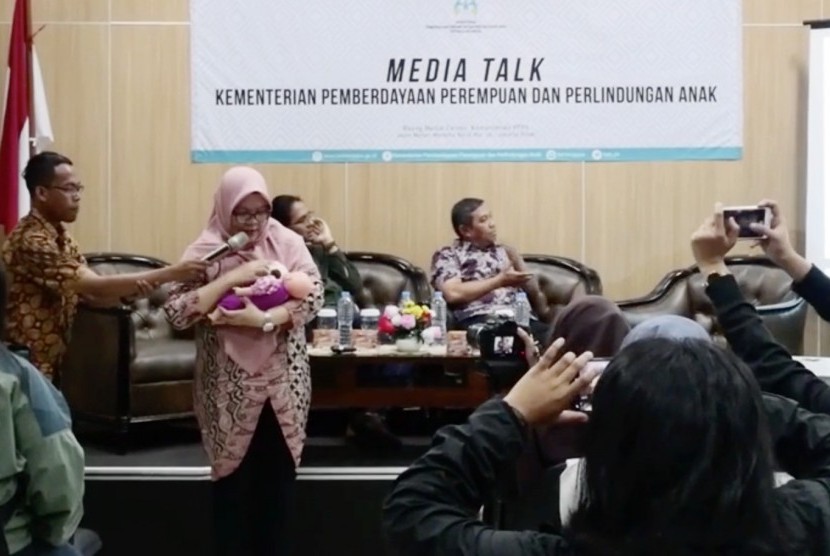 Konselor Laktasi, Ameetha Drupadi sedang memeragakan cara memberi ASI pada bayi