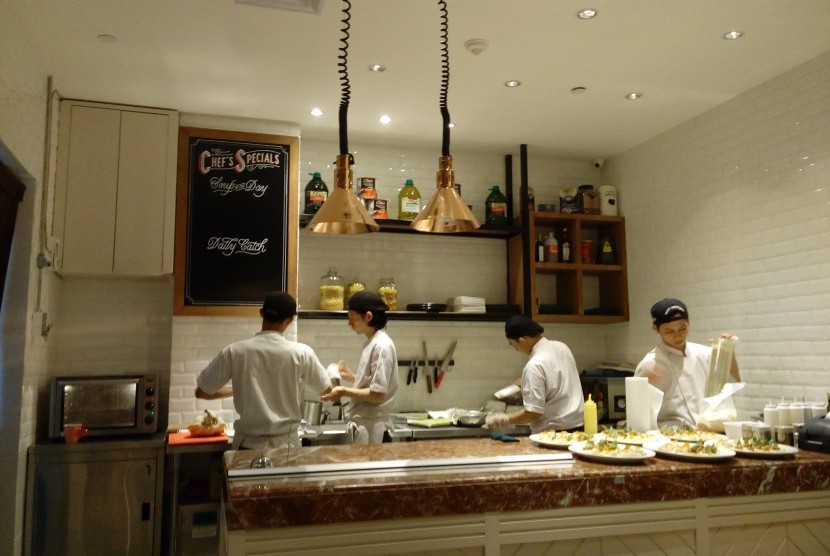 Konsep dapur terbuka di Pasta House AW Kitchen di Plaza Indonesia.