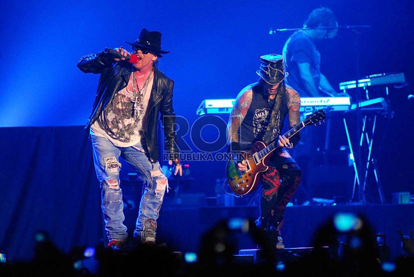  Konser Guns N' Roses (GnR) di MEIS Ancol, Jakarta, Ahad (16/12).  (Republika/Agung Supriyanto)