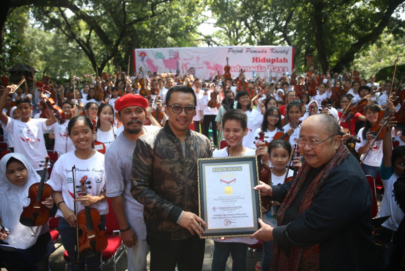 Konser Indonesia Raya dan Memainkan Lagu Indonesia Raya Dengan Orkestra di Taman oleh Pemain Terbanyak berhasil memecahkan Rekor MURI bahkan Rekor Dunia, hal ini disampaikan Menpora Imam Nahrawi didampingi istrinya Shobibah Rohmah dan Deputi Pemberdayaan Pemuda Faisal Abdullah saat membuka acara itu di Taman Suropati, Menteng, Jakarta, Ahad (5/5) pagi. 