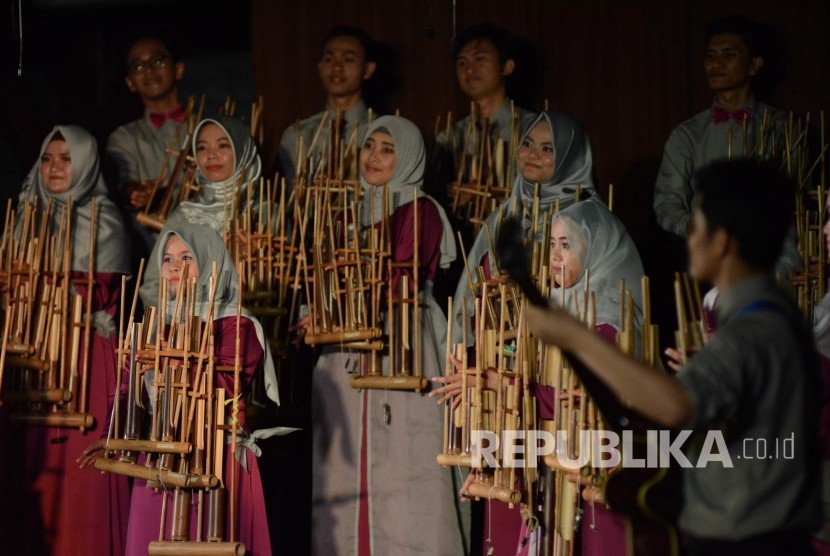 Konser Keluarga Paduan Angklung Institut Teknologi Bandung (KPA ITB) 2018, di Aula Barat ITB, Jl Ganeca, Kota Bandung, Ahad (18/2).
