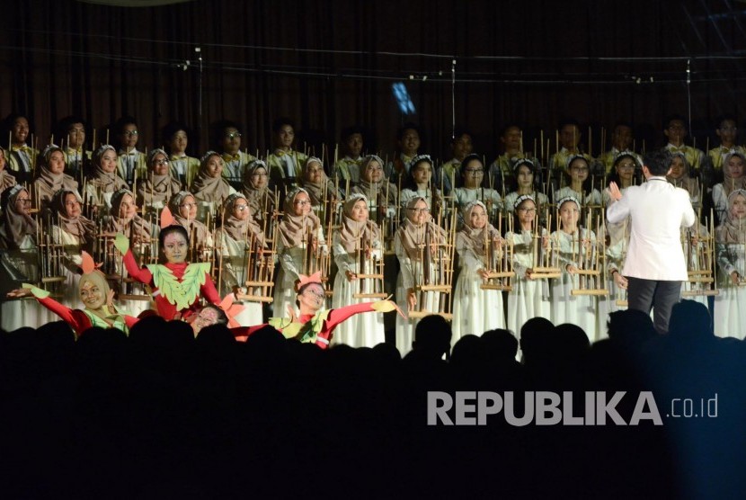 Konser Keluarga Paduan Angklung (KPA) ITB, di Aula Barat Kampus ITB, Jl Ganeca, Kota Bandung, Ahad (18/2).