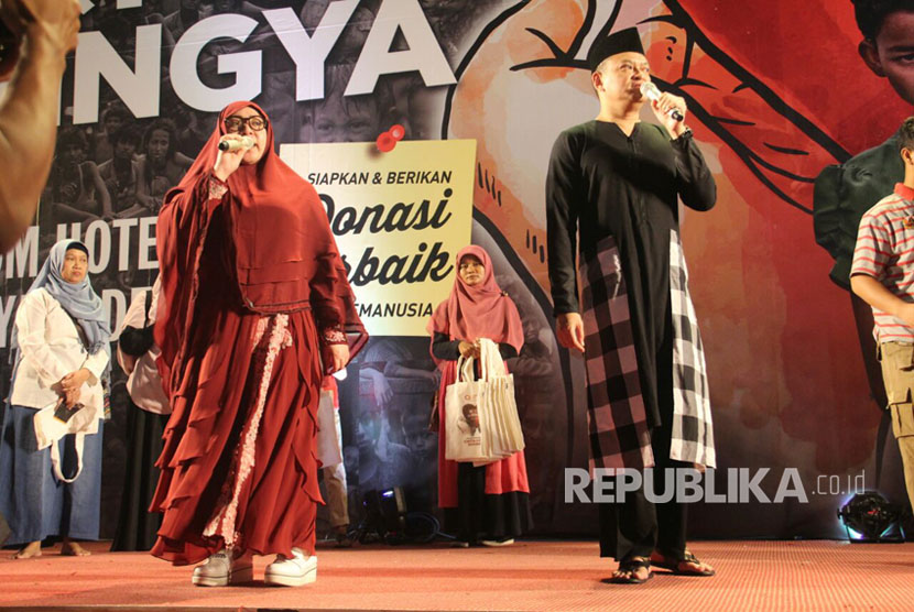 Penyanyi Melly Goeslaw dan Hedi Yunus tampil pada Konser Peduli Rohingya di Depok, Ahad (10/9).