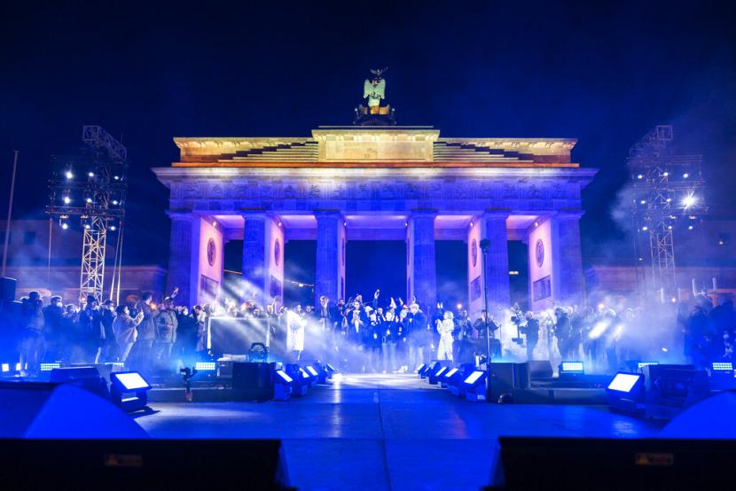 Konser solidaritas untuk Ukraina digelar di Gerbang Brandenburg, Jerman, Ahad *20/3/2022).