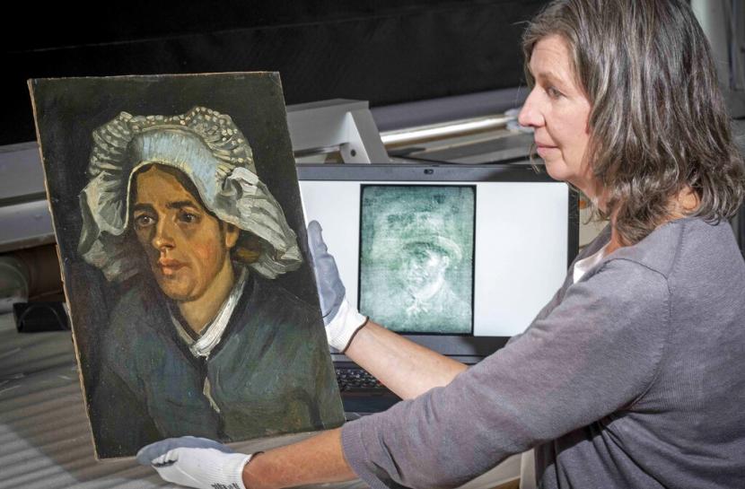 Konservator Senior Lesley Stevenson memandang Kepala Wanita Petani di samping gambar x ray dari potret diri Van Gogh yang tersembunyi. Potret diri Vincent Van Gogh yang sebelumnya tidak diketahui telah ditemukan di balik lukisan seniman lainnya. Galeri Nasional Skotlandia mengatakan pada hari Kamis bahwa lukisan itu ditemukan di bagian belakang 