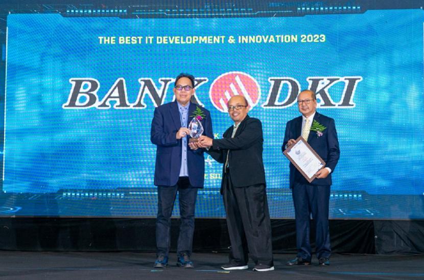 Konsistensi Bank DKI dalam mendorong transformasi produk dan layanan digital kembali diapresiasi oleh lembaga independen. Bank milik pemprov DKi Jakarta ini meraih empat kategori penghargaaan sekaligus dalam gelaran Digital Technology & Innovation Awards 2023.