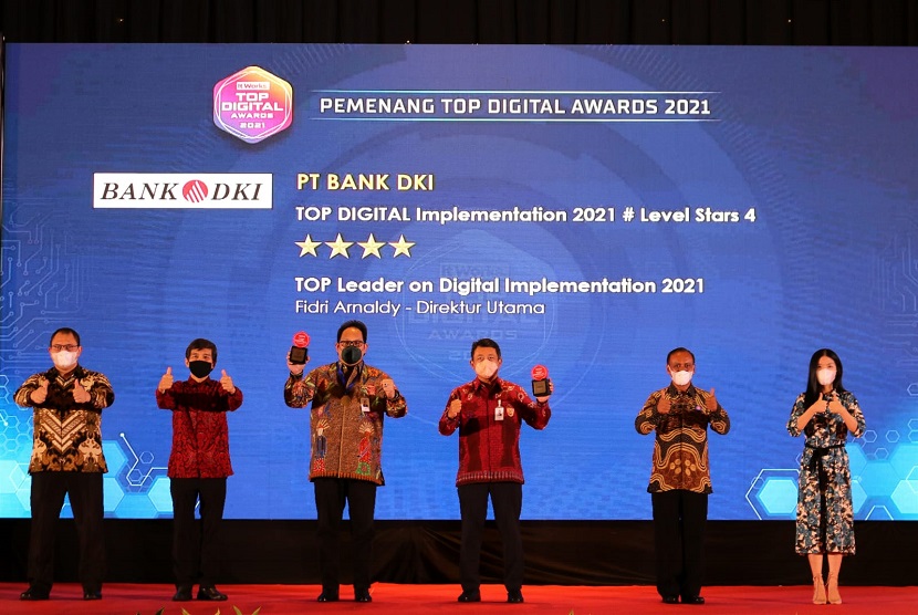 Konsistensi Bank DKI dalam mengembangkan perbankan digital, mendapatkan penghargaan Top Digital Implementation 2021 bintang 4 dari majalah ItWorks pada Top Digital Awards 2021.