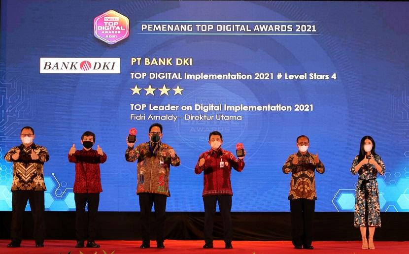 Konsistensi Bank DKI dalam mengembangkan perbankan digital mendapatkan penghargaan Top Digital Implementation 2021 bintang #4 dari majalah ItWorks pada Top Digital Awards 2021.