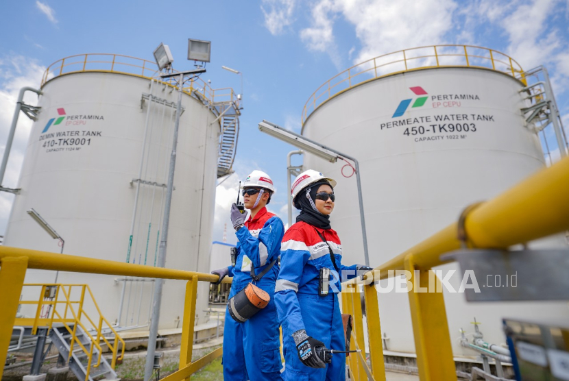  Konsorsium PHE, Petronas, dan SK Earthon menandatangani kontrak PSC Wilayah Kerja Binaiya, Rabu (21/5/2025). Penandatanganan ini merupakan upaya pemerintah meningkatkan investasi sektor energi. 