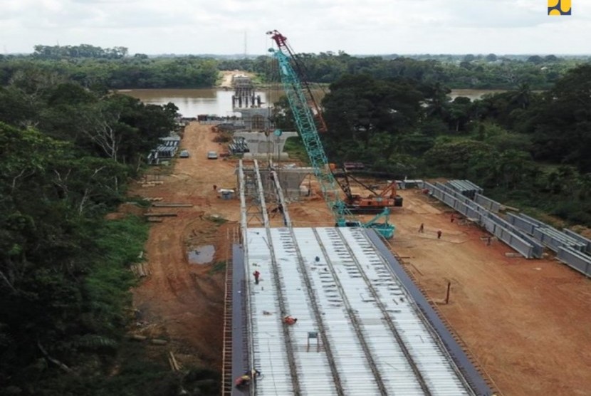 Konstruksi Jembatan Tumbang Samba menghubungkan Desa Telok dan Desa Samba Danum, di Kecamatan Katingan Tengah, Provinsi Kalimantan Tengah