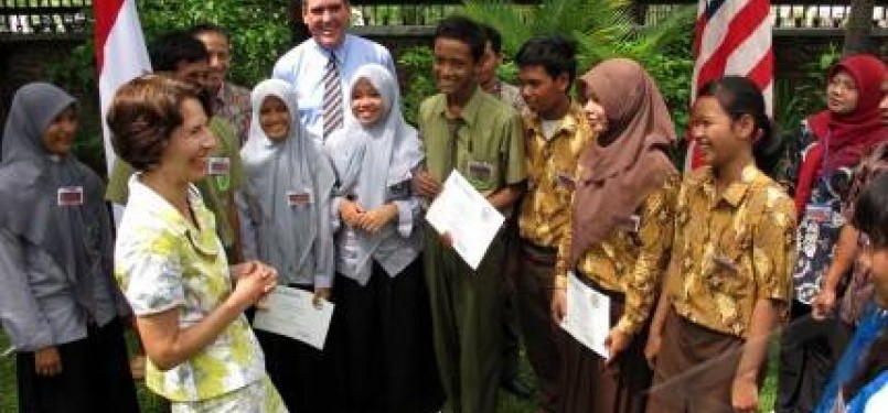 Konsul Jenderal AS di Surabaya, Kristen F Bauer (depan kiri), berbincang dengan sejumlah perwakilan siswa penerima beasiswa English ACCESS Microscholarship, di kediaman Konsul Jenderal AS di Surabaya, Kamis (7/4).