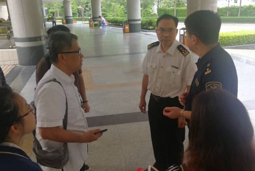 Konsul Jenderal RI di Guangzhou bertemu langsung pejabat Bea Cukai China untuk percepatan prosesi pemulangan jenazah almarhum Bapak Sutopo Purwo Nugroho dari Guangzhou, Cina ke Indonesia. Ahad (7/7). 