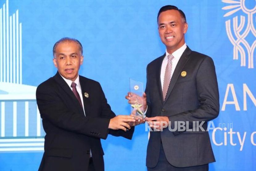 Konsul Jenderal RI Hong Kong, Yul Edison, menyerahkan penghargaan prestisius kepada PT Bank Negara Indonesia (Persero) Tbk atau BNI sebagai Best Indonesian Bank in Hong Kong for Serving Indonesia Diaspora dari Konsulat Jenderal Republik Indonesia (KJRI) di Hong Kong.