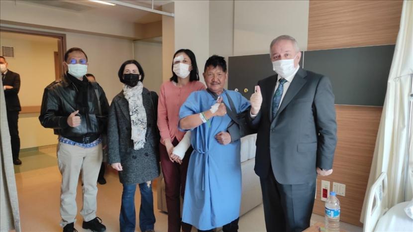 Konsul Kehormatan RI di Kayseri, Tahir Nuesacan, dan Koordinator Fungsi Perlindungan WNI, Harlianto bersama salah seorang WNI yang masih dalam proses pemulihan di rumah sakit. 