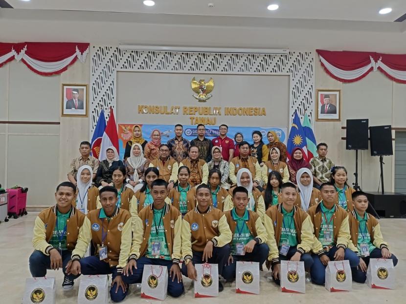 Konsul RI di Tawau, Malaysia, Aris Heru Utomo melepas sebanyak 17 pelajar Indonesia lulusan community learning center (CLC) atau tempat kegiatan belajar (TKB) di Sabah. 