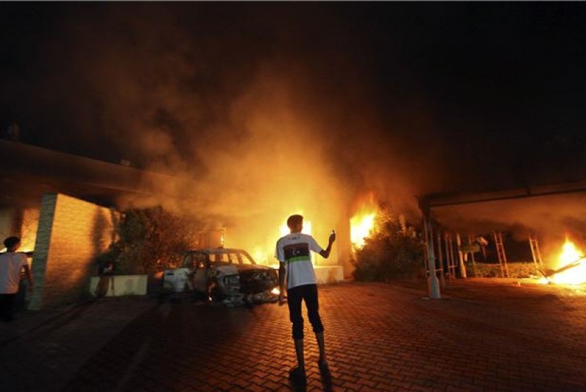 Konsulat Jenderal Amerika Serikat di Benghazi, Libya, terbakar saat sekelompok demonstran menggelar aksi memprotes film yang diproduksi di Amerika Serikat pada 11 September. 