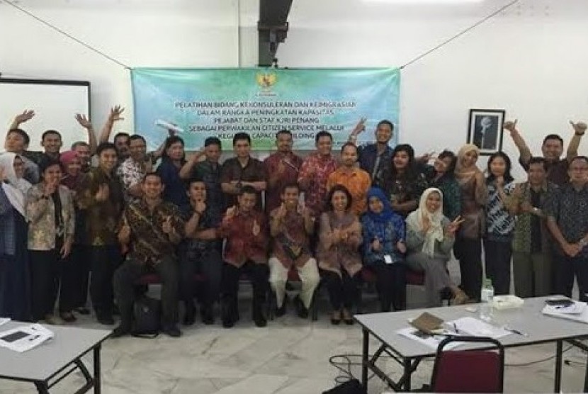 Konsulat Jenderal Republik Indonesia (KJRI) Penang sebagai perwakilan Citizens Service menyelenggarakan kegiatan pelatihan kekonsuleran dan keimigrasian di Teluk Bahang pada tanggal 31 Oktober 2015