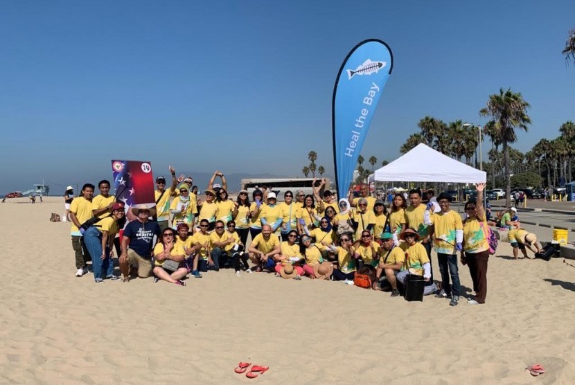 Konsulat Jenderal RI di Los Angeles mengadakan kegiatan membersihkan pantai di Santa Monica, Los Angeles, Amerika Serikat (AS), Ahad (22/9) waktu setempat.