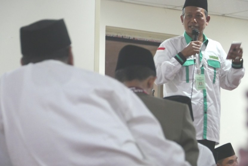 Konsultan Bimbingan Ibadah Daker Makkah, Aswadi, saat melakukan pembimbingan jamaa haji Indonesia