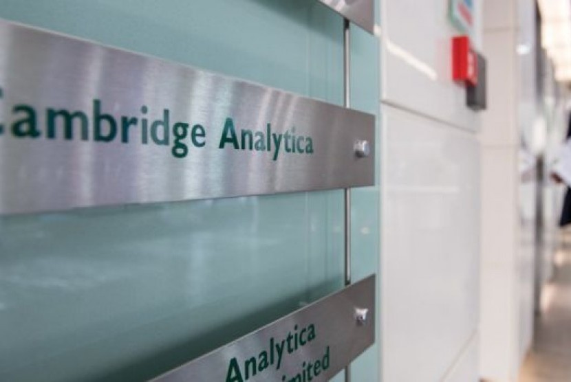 Konsultan politik Cambridge Analytica terlibat dalam kasus bocornya data 50 juta pengguna Facebook. 