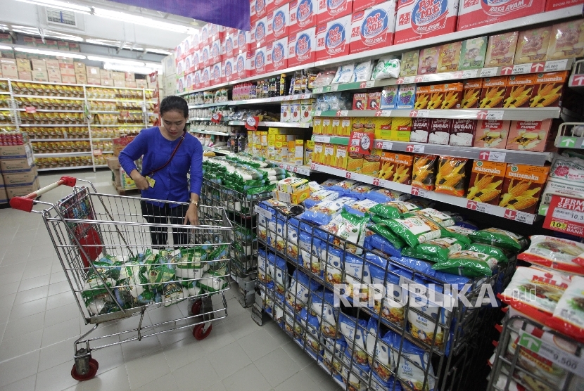 Konsumen berbelanja kebutuhan rumah tangga di supermarket. ilustrasi