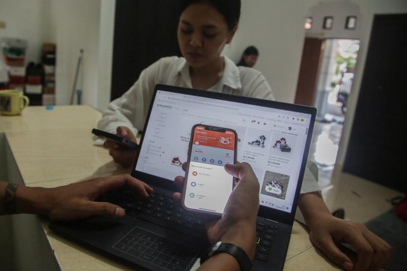 Konsumen melakukan transaksi pembelian dari situs e-commerce menggunakan aplikasi Mobile Banking, (ilustrasi). Pada 2022, Bank Indonesia mencatat 21 juta konsumen baru yang bertransaksi digital dan 72 persen konsumen baru berasal dari wilayah pedesaan di Indonesia.