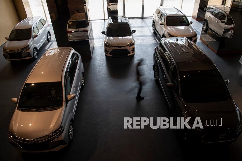 Konsumen melintas di antara mobil yang ada di dealer Auto2000 Sudirman, Menara Astra, Jakarta, Selasa (21/9). Kinerja industri otomotif melaju kencang di tengah hantaman dampak pandemi Covid-19.