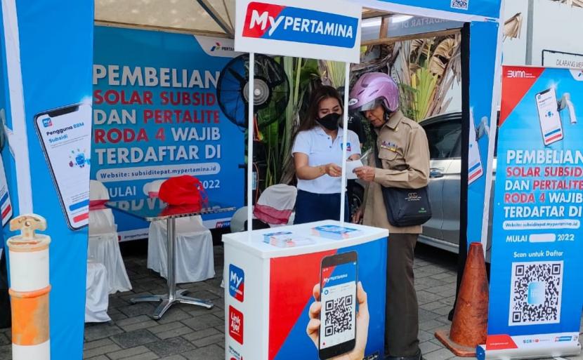 Konsumen Memanfaatkan booth pendaftaran Subsidi Tepat MyPertamina di salah satu SPBU di Kota Semarang, Senin (11/7). Mulai hari ini, pendaftaran di Kota Semarang dan Kabupaten Cilacap.