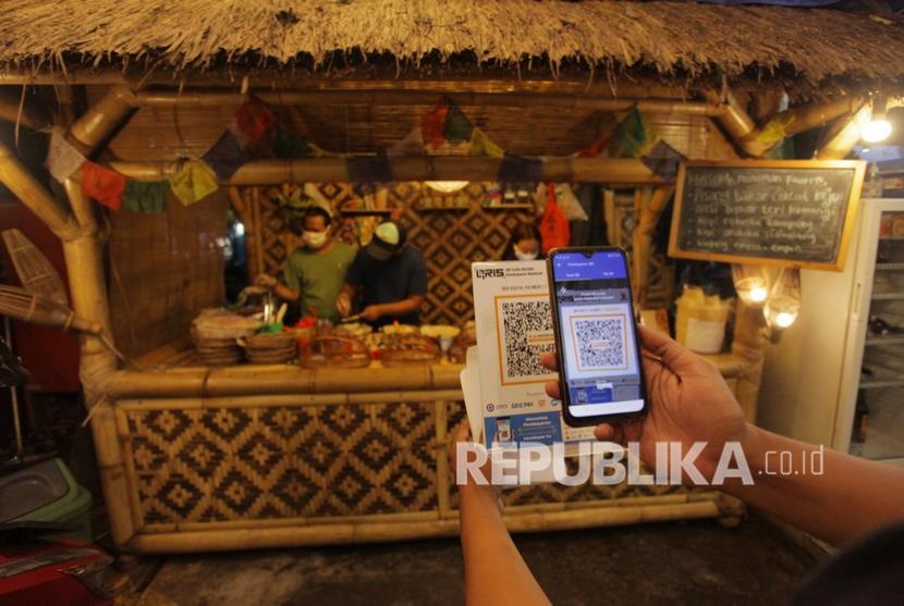 Bank Indonesia (BI) bersama Industri, khususnya Penyelenggara Jasa Sistem Pembayaran (PJSP), berkomitmen untuk terus mendorong perluasan penggunaan QR Code Indonesian Standard (QRIS) dengan target 12 juta merchant di 2021.