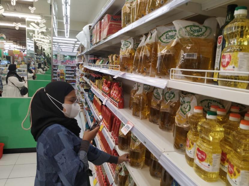  Konsumen membeli minyak goreng kemasan di Yogya Department Store, Jalan K HZ Mustofa, Kota Tasikmalaya, Rabu (16/3/2022). Di tempat itu, harga minyak goreng dijual dengan harga Rp 47.800 per kemasan isi dua liter.