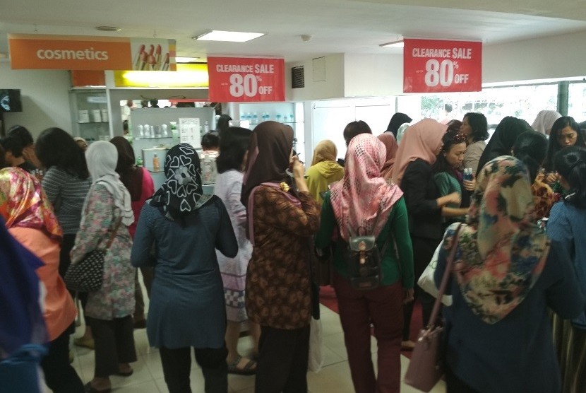 Konsumen memburu barang-barang diskon di Gerai Lotus Thamrin.