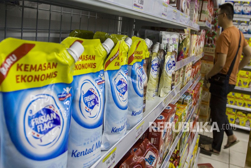 Konsumen memilih produk susu kental manis di salah satu mini market di Pasar Baru, Jakarta, Jumat (6/7).