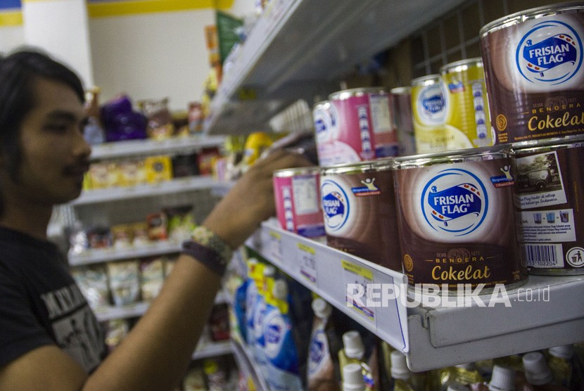 Konsumen memilih produk susu kental manis di salah satu mini market di Pasar Baru, Jakarta, Jumat (6/7).
