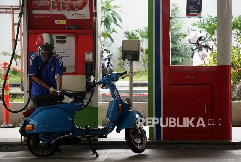  Konsumen mengisi Bahan Bakar Minyak (BBM) pada kendaraan di SPBU Kuningan, Jakarta, Ahad (9/7). 