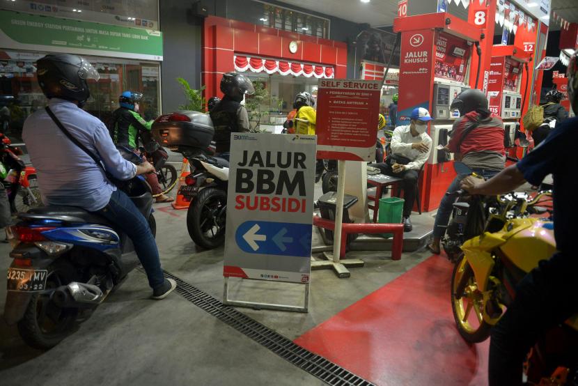 Konsumen mengisi BBM jenis pertalite di SPBU Kawasan MT Haryono, Jakarta.