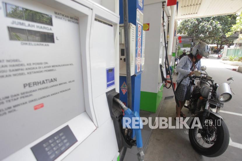 Konsumen mengisi bensin secara mandiri di salah satu SPBU Pertamina di Jakarta (ilustrasi). Pertamina akan menambah fasilitas SPBU yang menyediakan Pertamax.