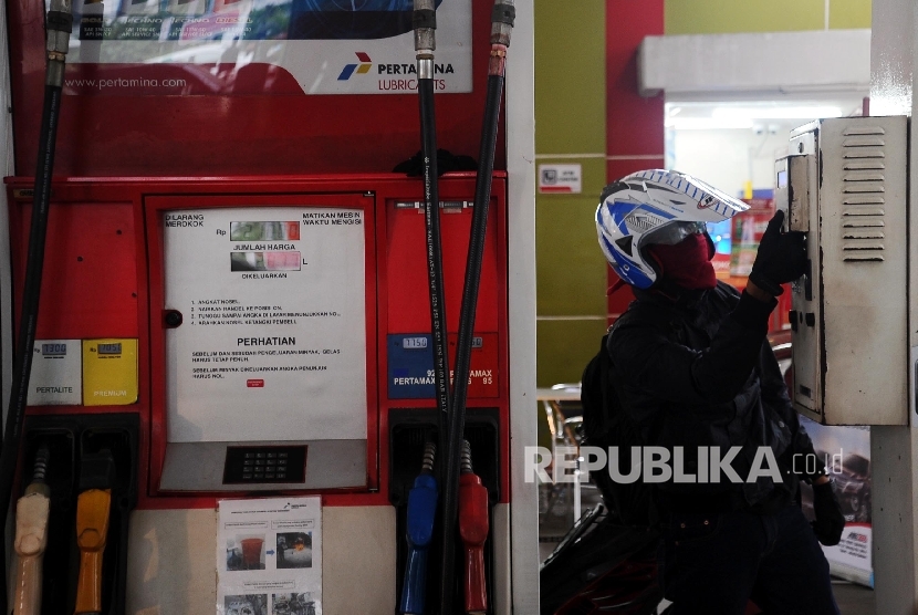Konsumen sedang mengambil struk pembelian bensin di Pertamina Retail, Jakarta. ilustrasi 