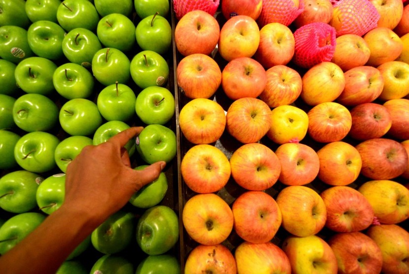 Anak lebih banyak mengonsumsi buah dibandingkan remaja (ilustrasi).