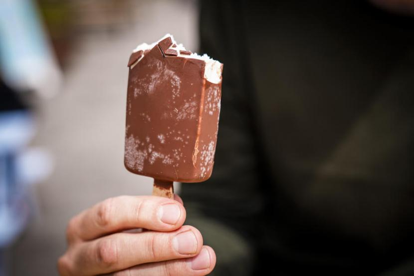 Konsumsi es krim yang mengandung susu dan gula bisa memicu jerawat di kulit.