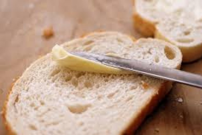 Konsumsi mentega perlu dibatasi sebab meningkatkan kadar kolesterol.