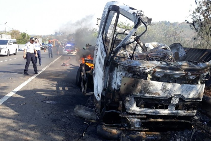 Kontainer berwarna putih hangus terbakar, setelah terlibat kecelakaan beruntun di Tol Cipularang KM 91+600 jalur B, Purwakarta.