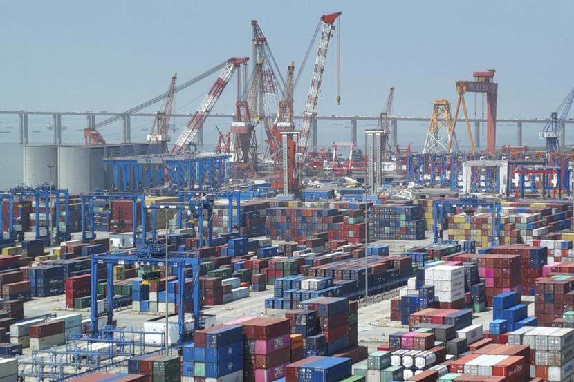 Kontainer pengiriman ditumpuk di dermaga di sebuah pelabuhan di Nantong di Provinsi Jiangsu, China timur, Senin, 1 Mei 2023. Ekspor China pada Mei 2023 turun 7,5 persen.