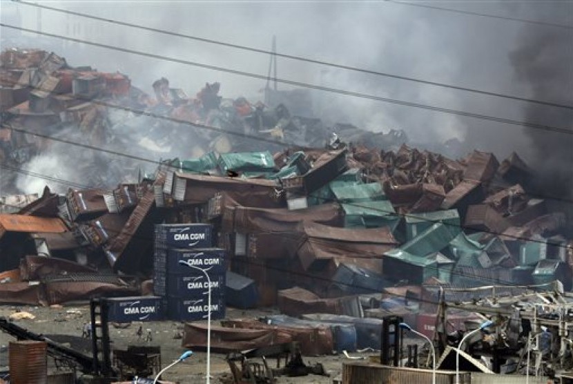Kontainer yang hancur berantakan akibat ledakan di Tianjin, Cina.
