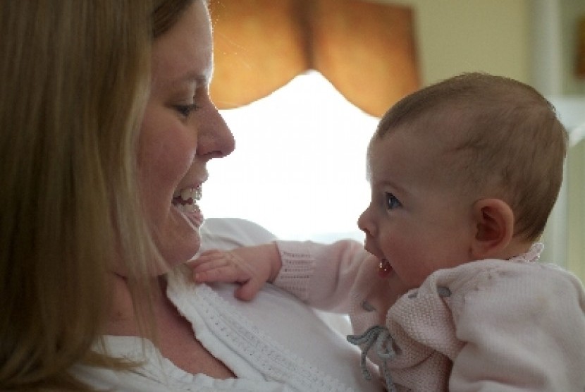 Kontak mata dengan bayi merupakan salah satu cara menjalin kedekatan orang tua-anak.
