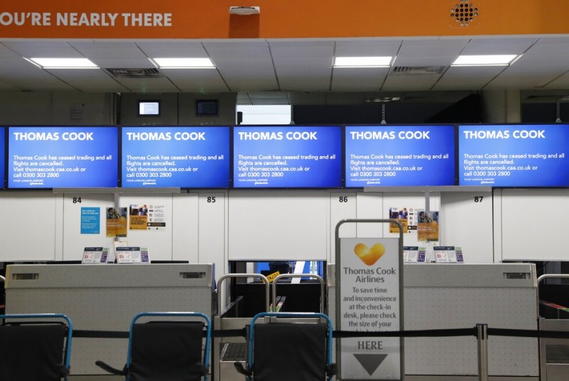 Konter Thomas Cook kosong di Bandara Gatwick, Inggris, Senin (23/9). Perusahaan Ingris Thomas Cook dinyatakan bangkrut menyebabkan puluhan ribu wisatawan terdampar di luar negeri.