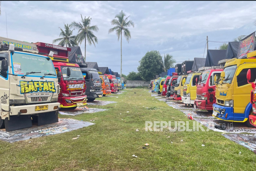 Kontes truk Canter di Pangandaran