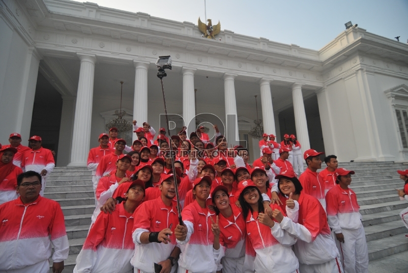 Kontingen atlet Indonesia berfoto bersama sebelum melakukan upacara pelepasan menuju Sea Games di Istana Negara, Jakarta, Selasa (26/5). (Republika/Edwin Dwi Putranto)