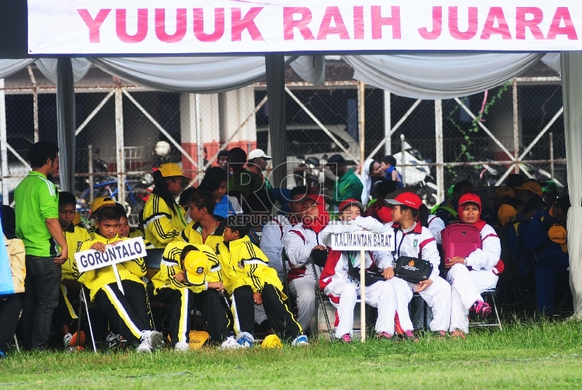 Kontingen atlet pada pembukaan Pekan Paralimpic Pelajar Nasional (PEPARPENAS) VII tahun 2015 di lapangan atletik Pajajaran, Kota Bandung, Jumat (12/6).(Septianjar Muharram)