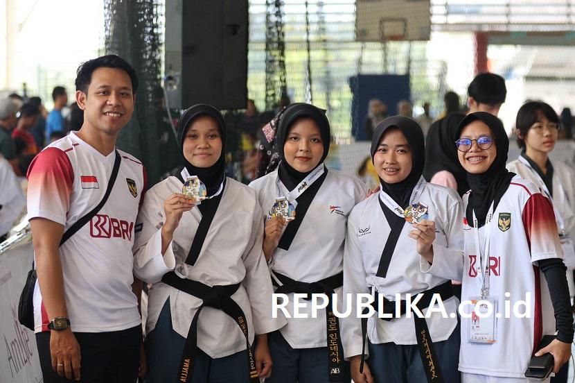 Kontingen dari Indonesia yang diwakili atlet dari Universitas Indonesia (UI) tampil mengesankan dalam Kejuaraan MBW Internasional Taekwondo Championship 2024.