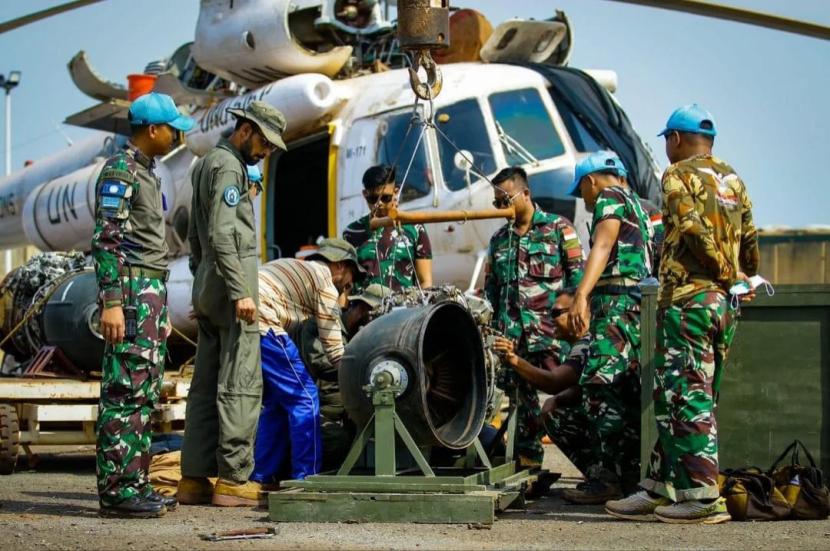 Kontingen Garuda XXXVII-J Minusca membantu servis helikopter militer Pakistan.